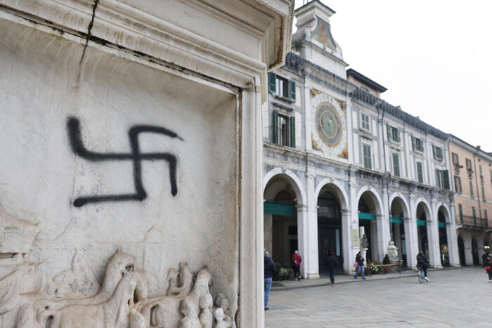 Svastiche Sui Muri Di Brescia3A