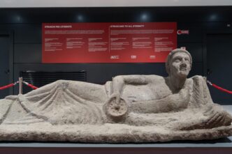 Tre Sculture Etrusche In Mostr