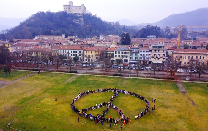 Trecento Persone In Marcia Per