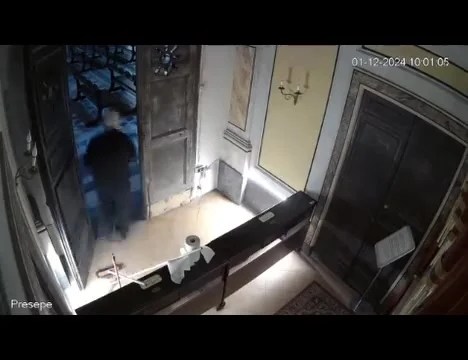 Turista Sorpreso Mentre Urina