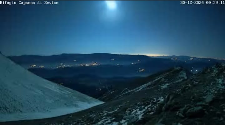 Una Cometa Illumina Il Cielo D