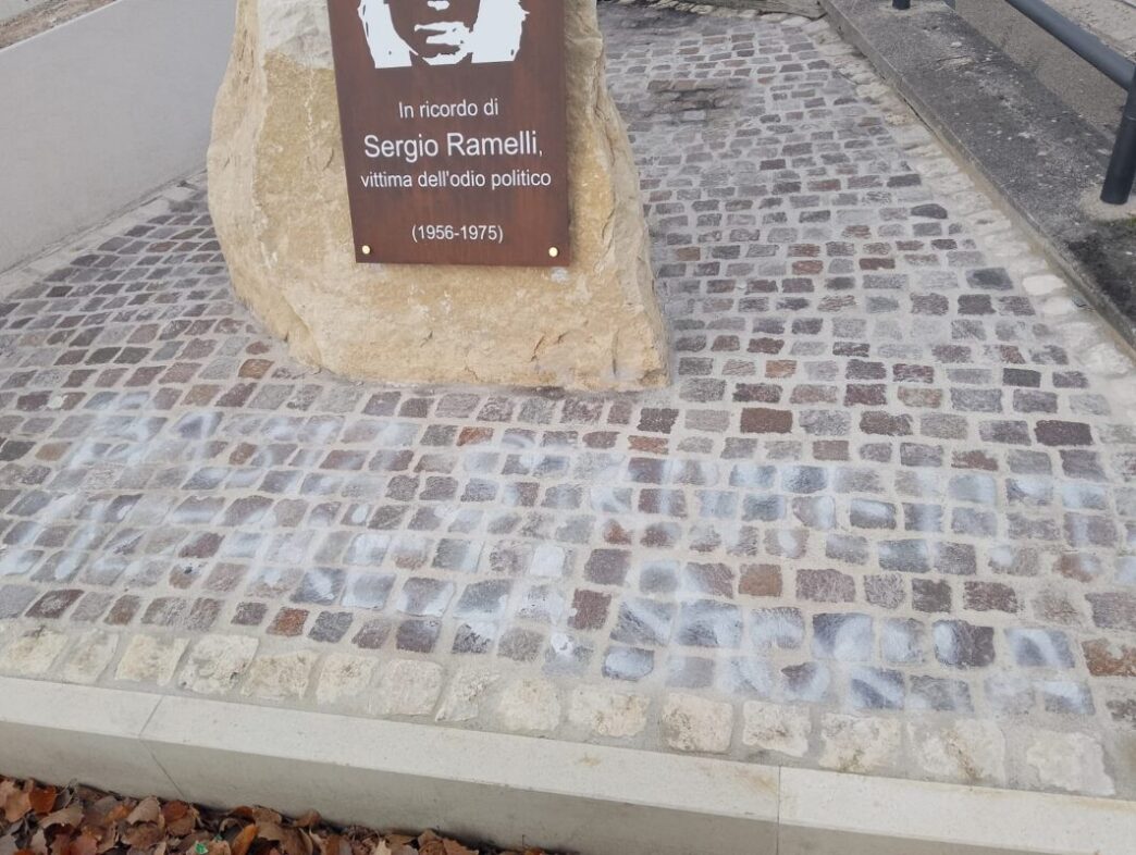 Vandali Imbrattano Il Monument