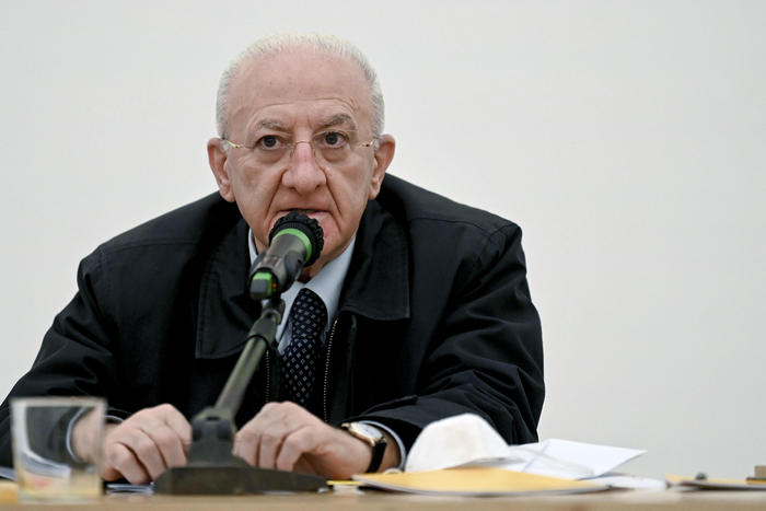 Vincenzo De Luca3A La Corte Dei