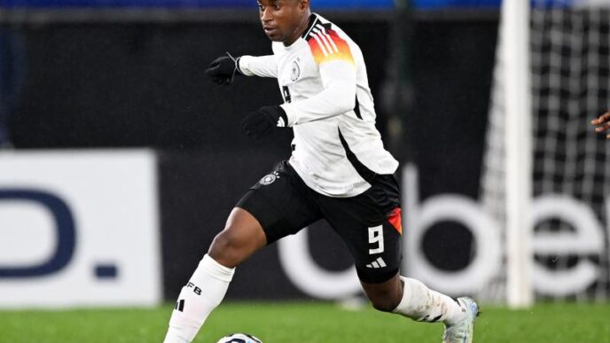 Youssoufa Moukoko3A La Controve