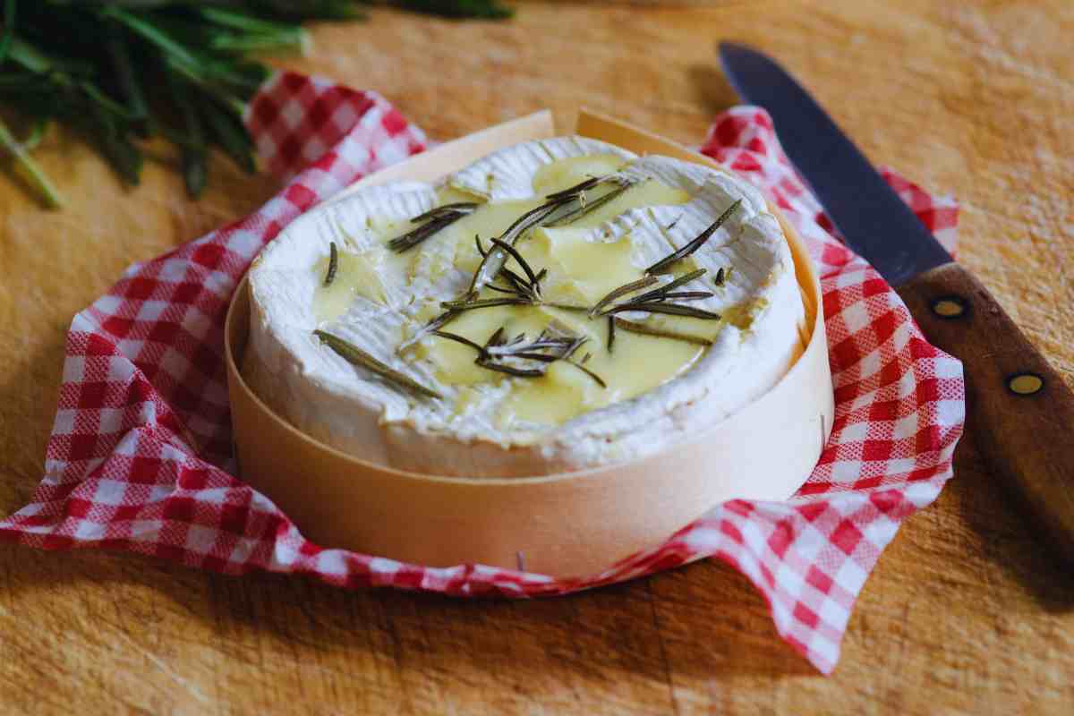 Una Fonduta Così Mica La Mangi Tutti I Giorni: Il Camembert In Crosta Darà Tutto Un Altro Sapore Al Tuo Natale 5 Facile E Veloce, Il Camembert In Crosta