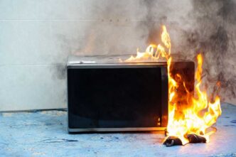 Forno A Microonde Che Ha Preso Fuoco