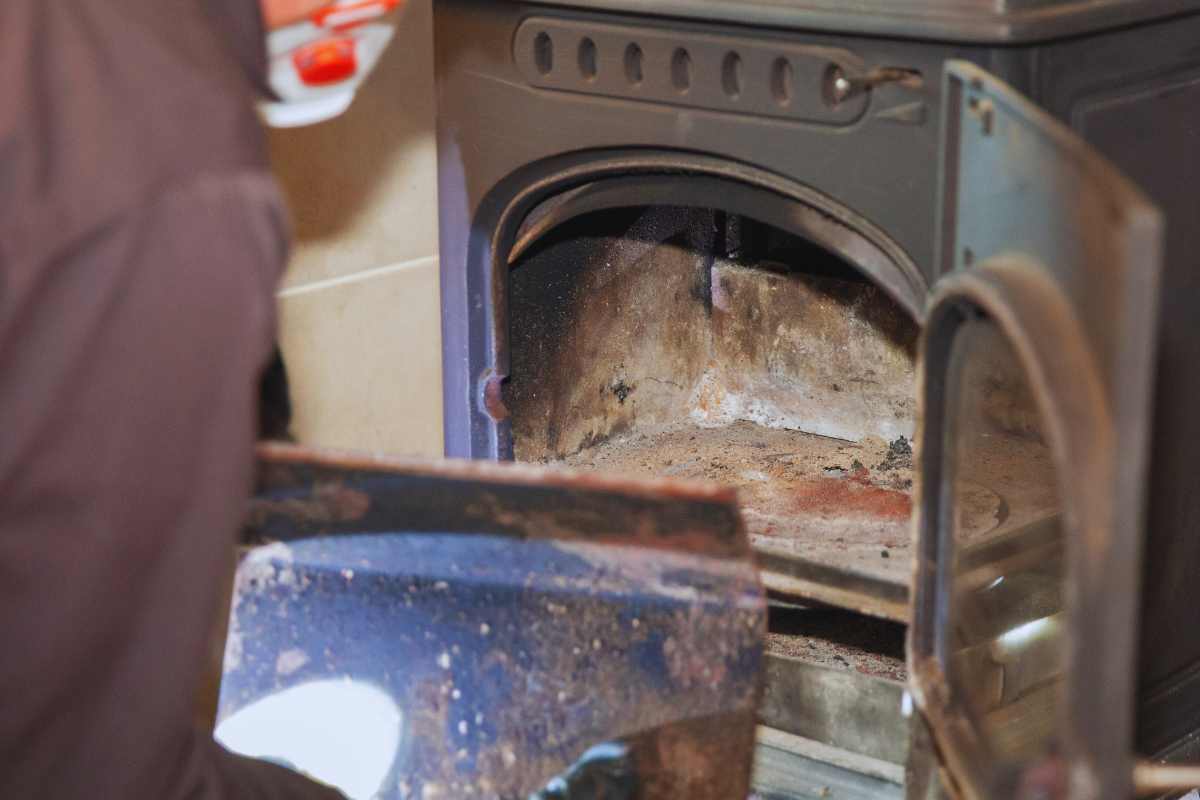 Stufa A Pellet Che Puzza E Fa Fumo, Intervieni Subito: C'È Un Grosso Rischio Per La Casa 5 Come Evitare Che Esca Fumo Dalla Stufa A Pellet