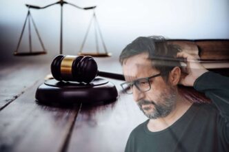 Uomo Pensieroso E Martello E Bilancia Giustizia