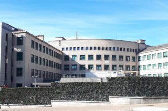 Alpinista Salva Le Dita Dei Pi