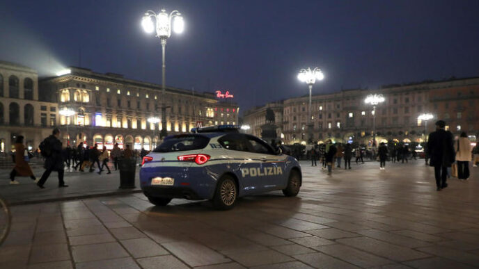 Arresto In Piazza Duomo3A Due L
