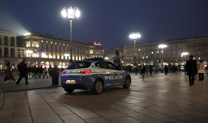 Arresto In Piazza Duomo3A Due L