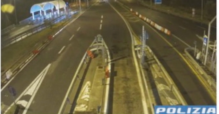 Auto Contromano Sulle28099Autostrad