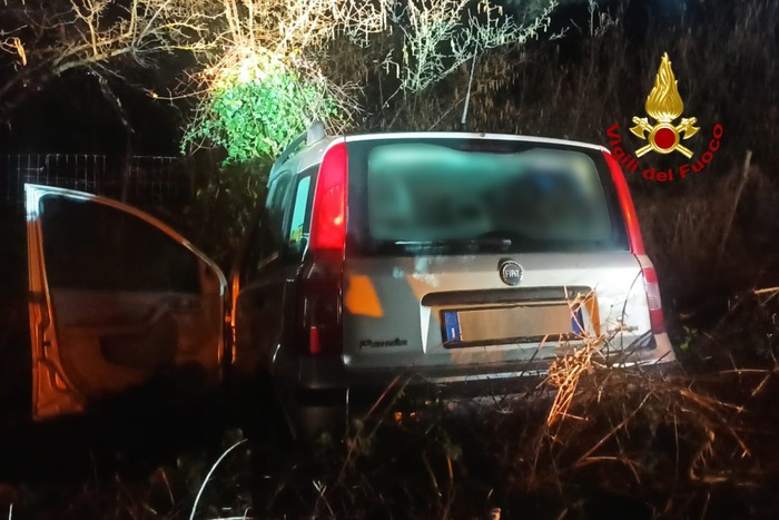Auto Esce Di Strada E Finisce