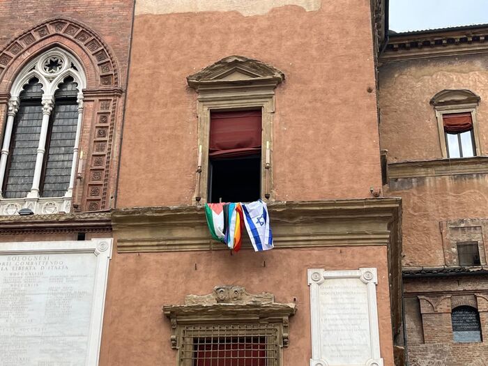 Bologna Espone Le Bandiere Di
