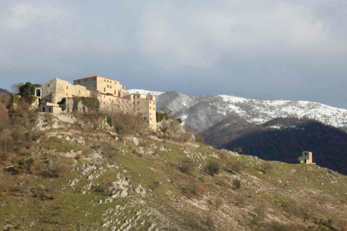 E' Un Piccolo Borgo Situato Nel Cuore Dell'Appennino Laziale: Tutta La Sua Bellezza È Riflessa In Un Lago 5 Castel Di Tora, Panoramica