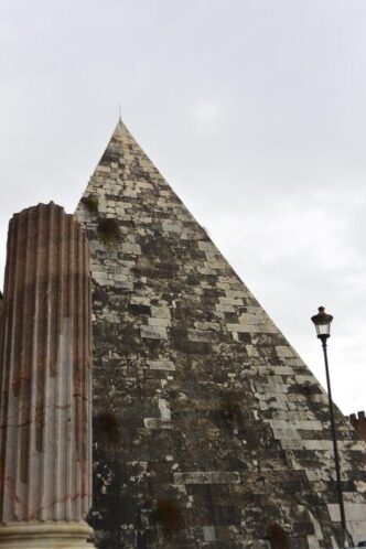 Controversie E Messaggi Sui Diritti Umani: Un Cartello Accusa A Roma 1 Controversie E Messaggi Sui Di