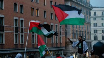 Cortei E Polemiche A Roma3A Man
