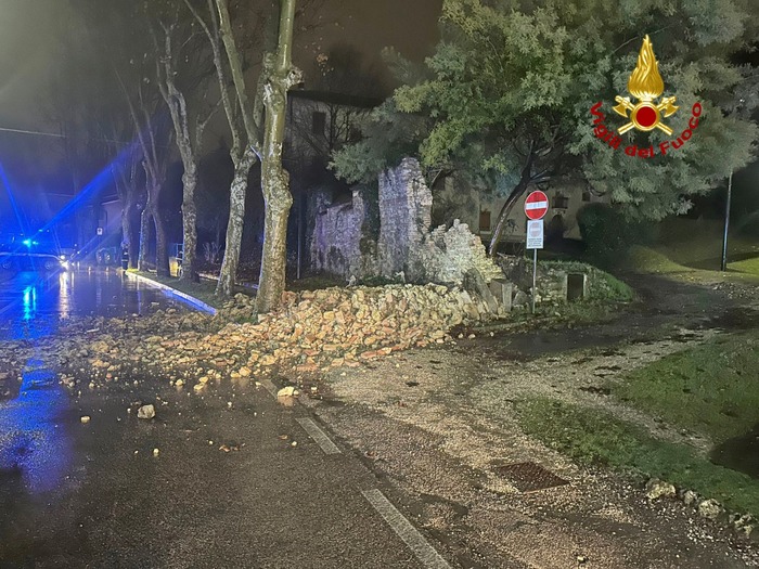 Crollo Di Un Muro Storico A Vi