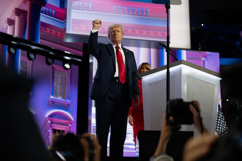 Donald Trump Riscrive La Stori