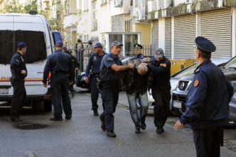 Emergenza A Cetinje3A Uomo Arma
