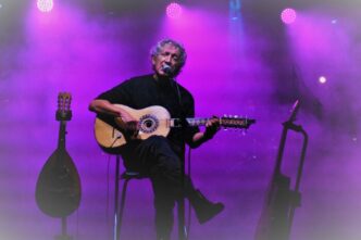 Eugenio Bennato Presenta 22Musi