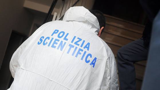 Giovane In Casa Durante Una Ra
