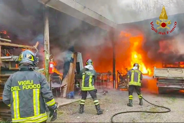Incendio Devasta Deposito Edil
