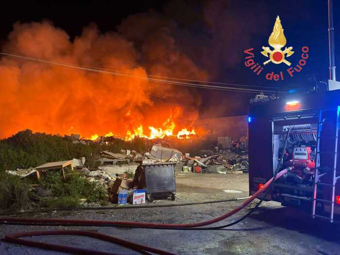 Incendio Devasta Discarica Abu