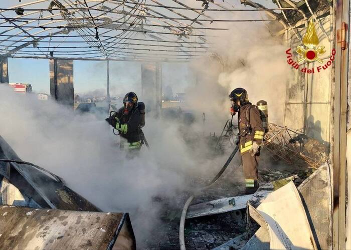 Incendio Devasta Il Deposito A