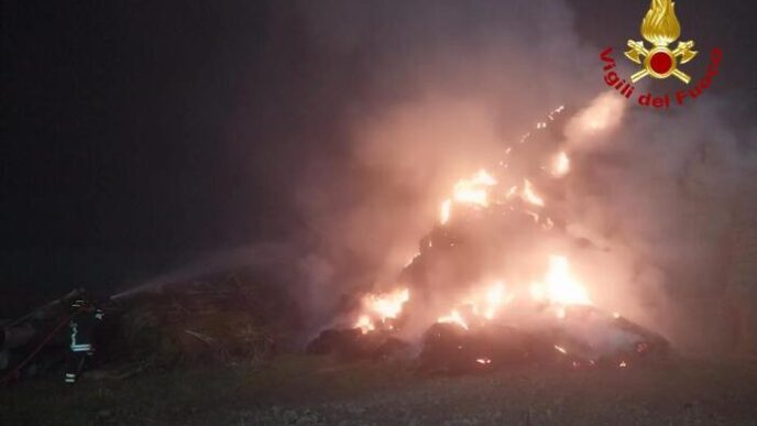 Incendio Devasta Un Fienile A