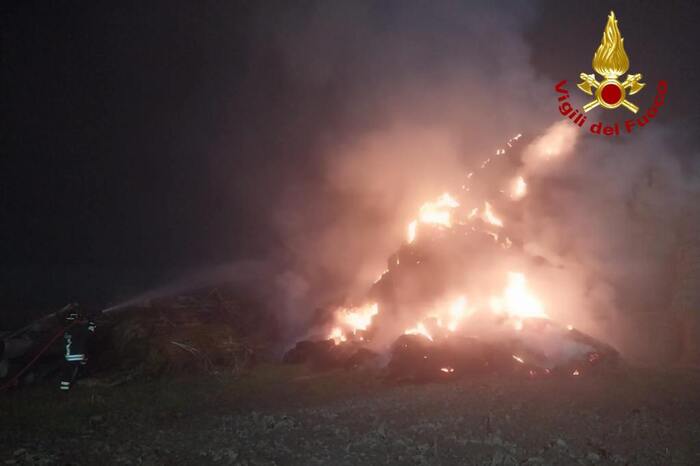Incendio Devasta Un Fienile A