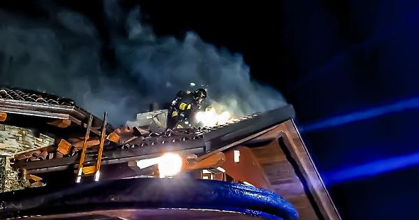 Incendio Distrugge Il Tetto Di