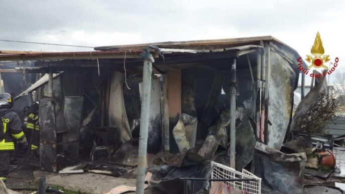 Incendio Nel Campo Rom Di Cast