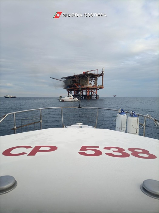 Incendio Su Piattaforma Petrol