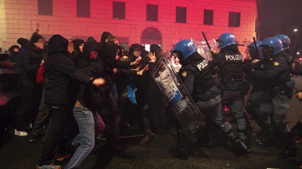 L27Arma Dei Carabinieri Alza La