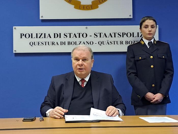 Matteo Piantedosi Mostra Solid
