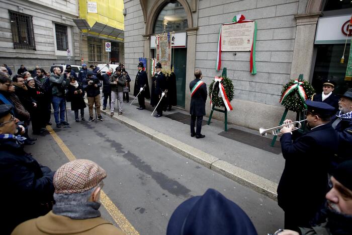 Milano Commemora Le Vittime De