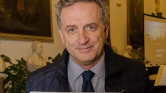 Papa Francesco Ascolta Le Viol