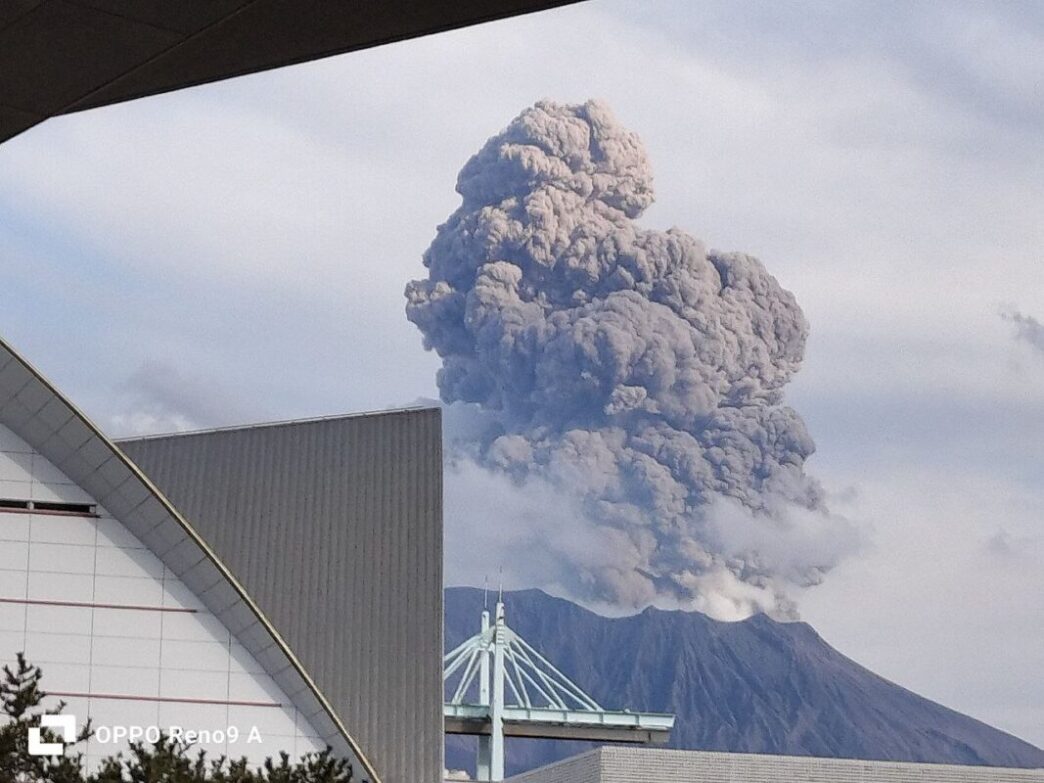 Potente Eruzione Del Vulcano S