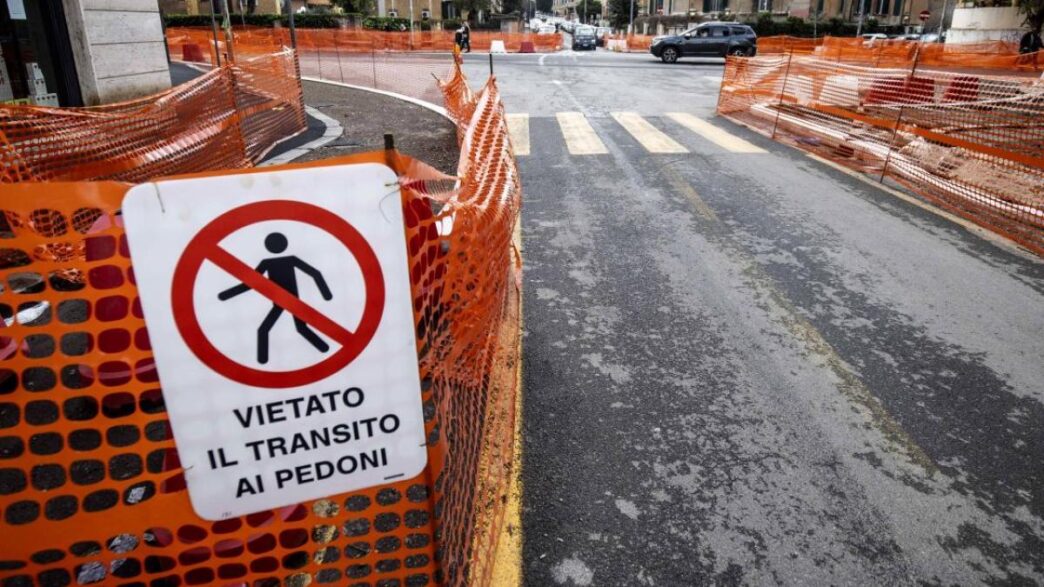 Roma2C Crollo In Via Filomusi G