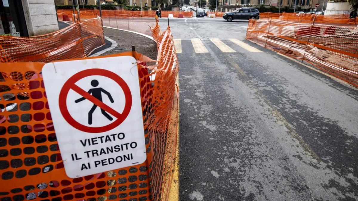 Roma2C Crollo In Via Filomusi G