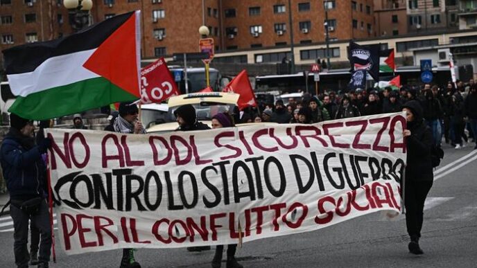 Tensione Durante Il Corteo Ant