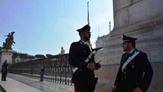 Uomo Alterato Scavalca La Reci