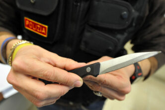 Uomo Armato Di Coltello Blocca