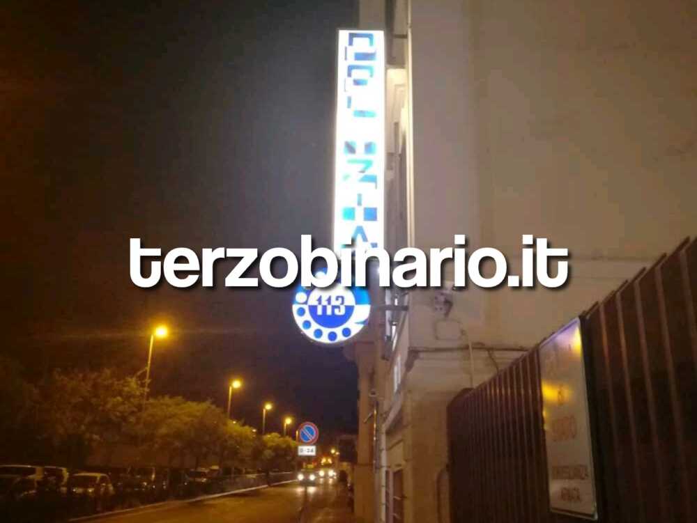 Ventenne Si Presenta In Commis