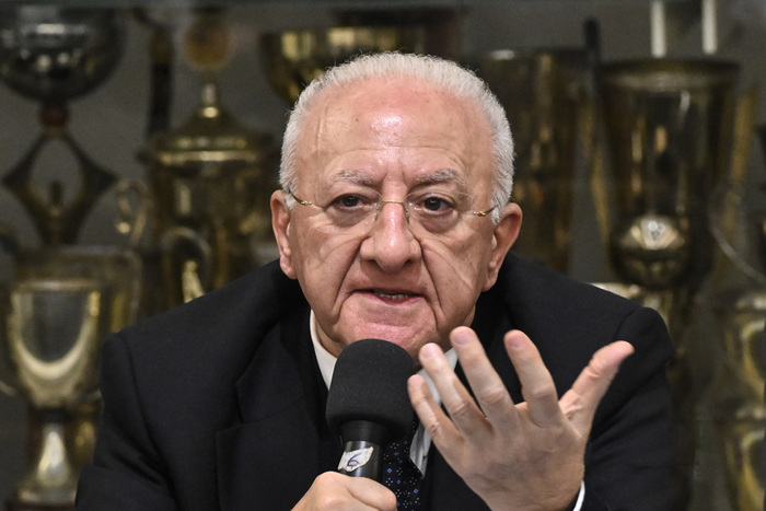 Vincenzo De Luca Critica La Po