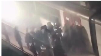 Violenza Alla Circumvesuviana3A