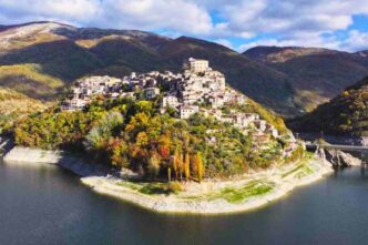 Castel Di Tora E Le Sue Bellezze