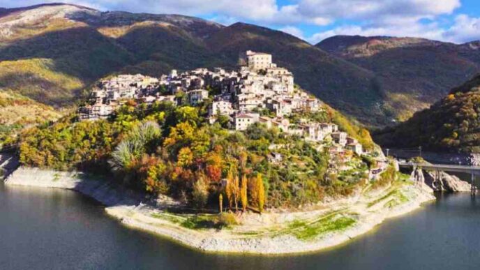 Castel Di Tora E Le Sue Bellezze