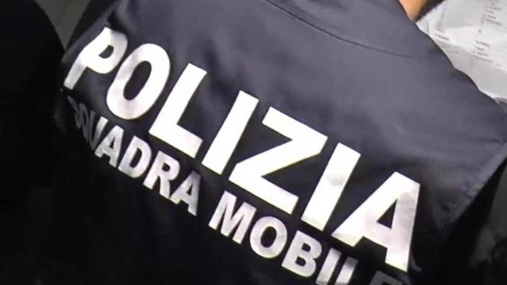 Ancona3A Uomo Perseguita Ex Com